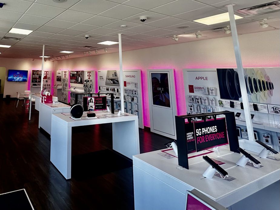 Interior photo of T-Mobile Store at N Davis Ave & Industrial Pwky, Cleveland, MS