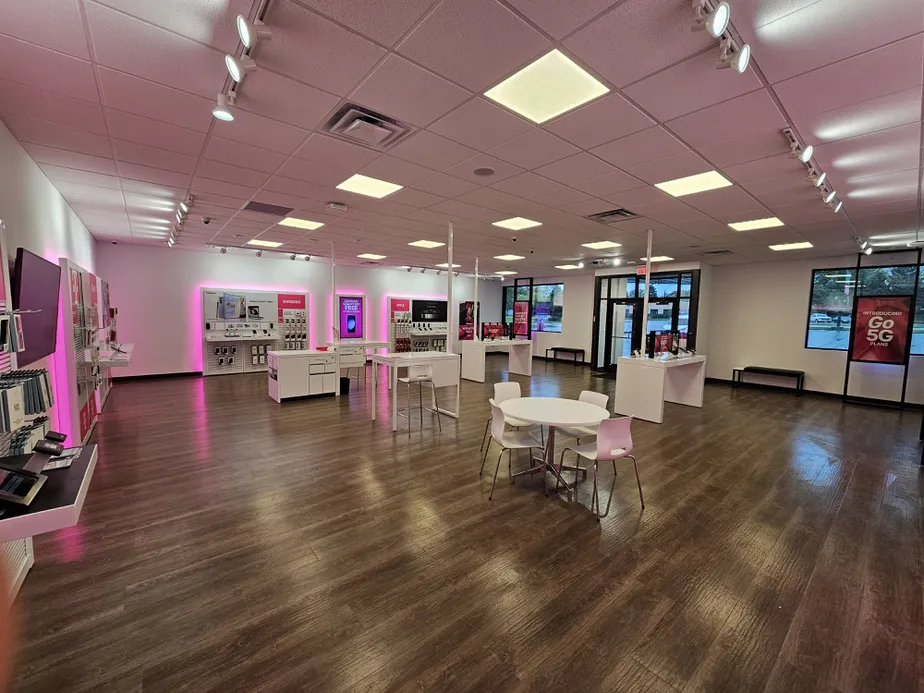 Foto del interior de la tienda T-Mobile en College & Bruce, Marshall, MN
