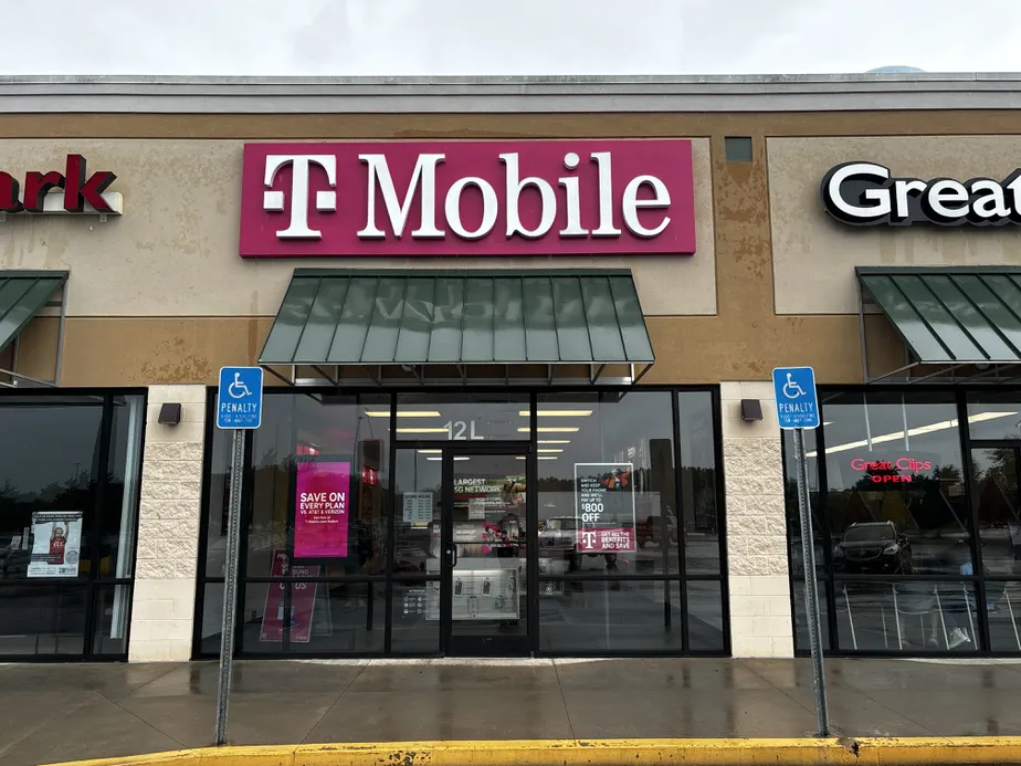  Exterior photo of T-Mobile Store at Clarion Rd & Dearing Ford Rd, Altavista, VA 