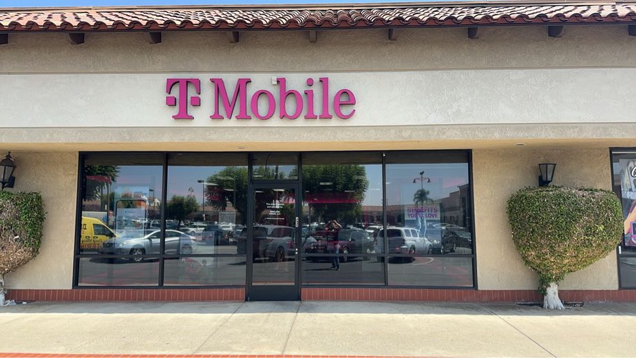 Exterior photo of T-Mobile Store at Huntington & Bradbury, Duarte, CA