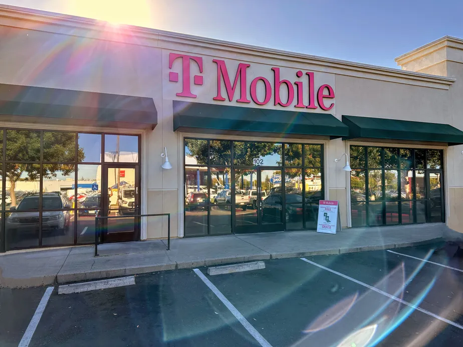 Foto del exterior de la tienda T-Mobile en Madison & Date, Sacramento, CA