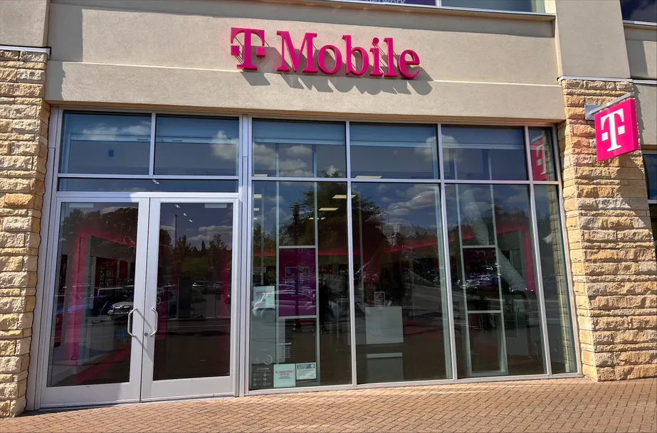 Foto del exterior de la tienda T-Mobile en Clackamas Town Center, Happy Valley, OR