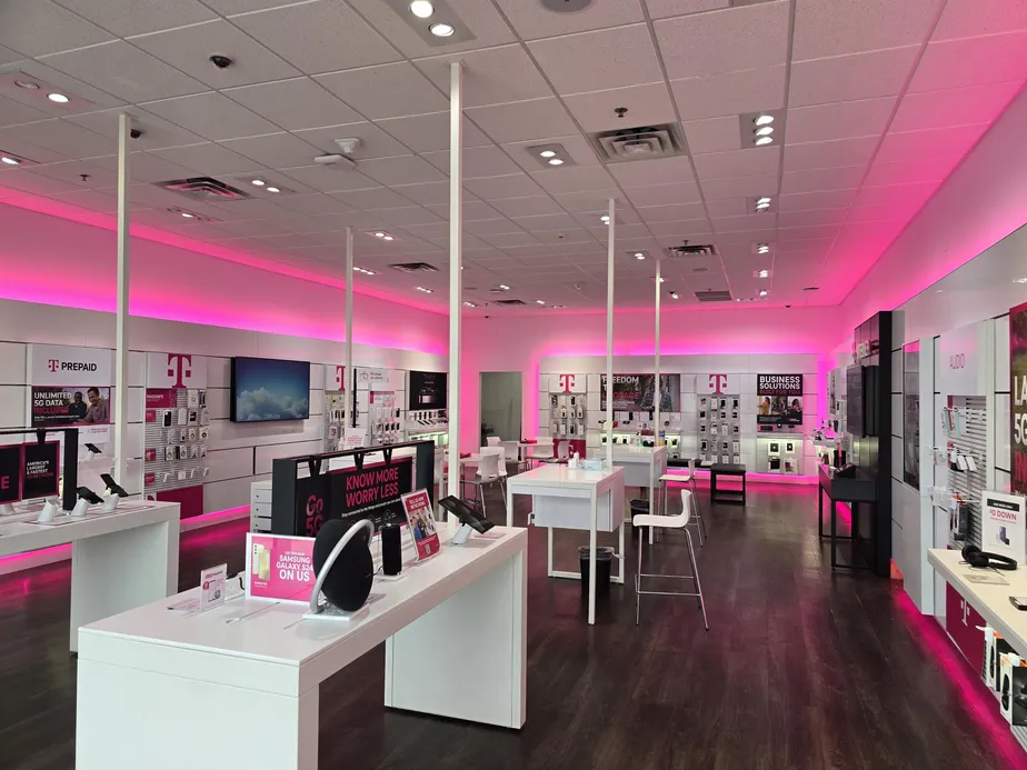 Foto del interior de la tienda T-Mobile en W Ireland Rd & Michigan St, South Bend, IN