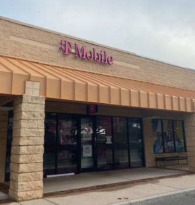 Exterior photo of T-Mobile store at S Florida Ave & Eastway Dr, Lakeland, FL
