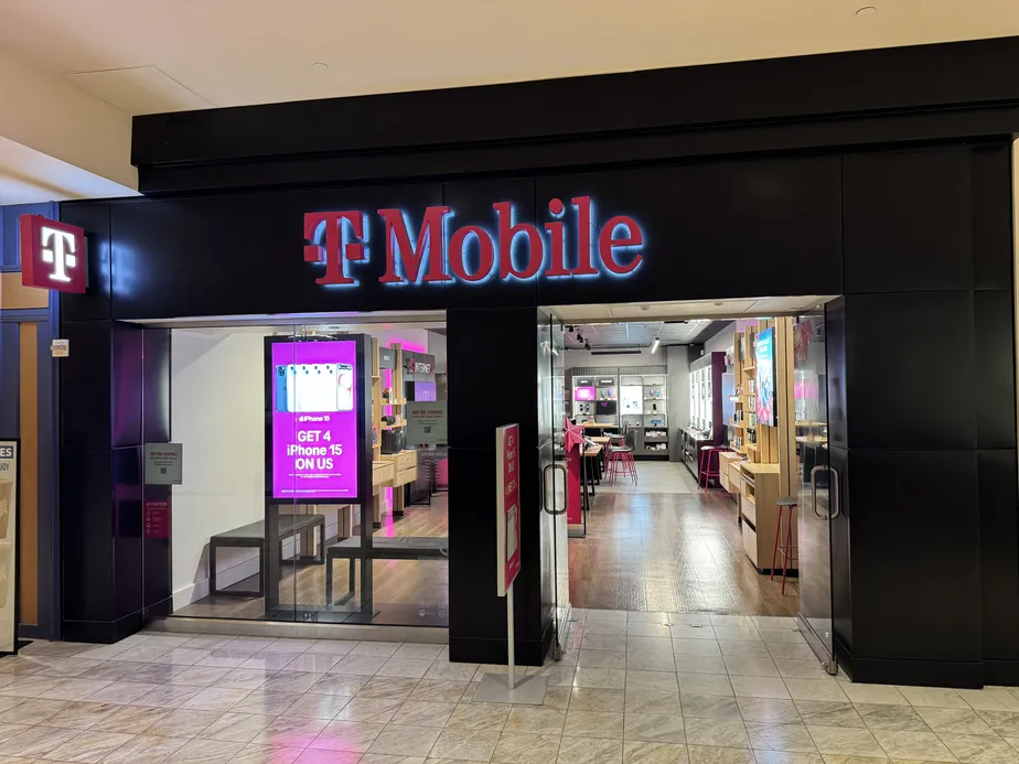 Foto del exterior de la tienda T-Mobile en Stonestown Mall, San Francisco, CA