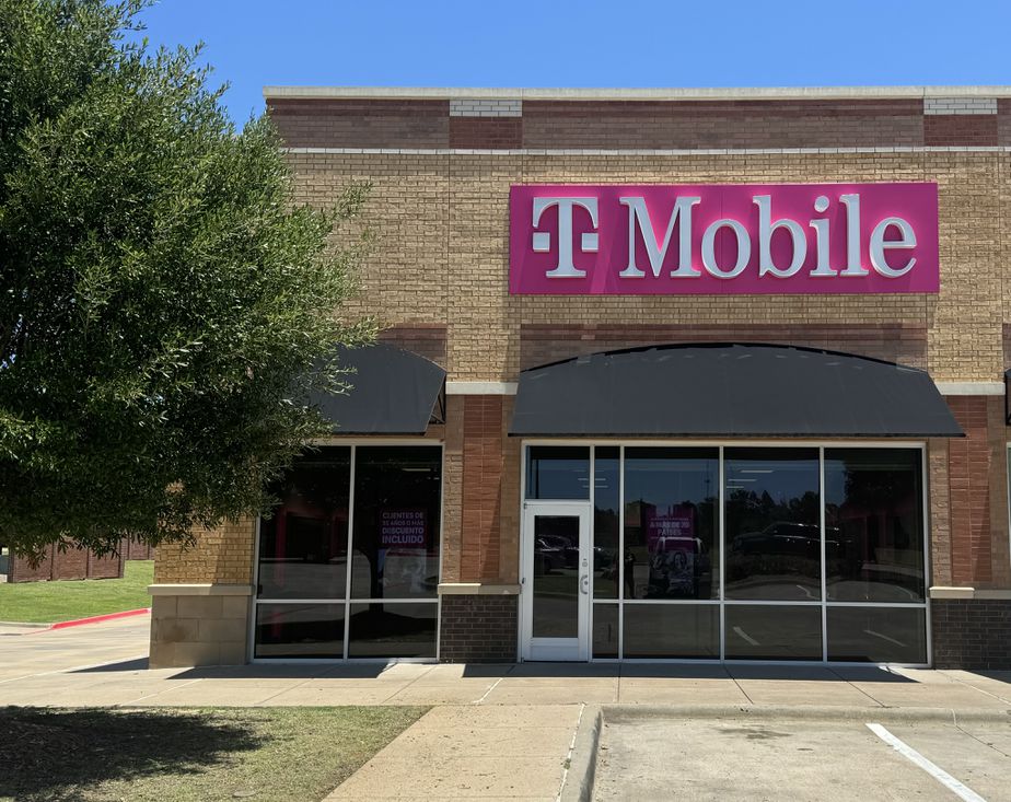 Exterior photo of T-Mobile Store at The Village at Cumberland Park, Tyler, TX