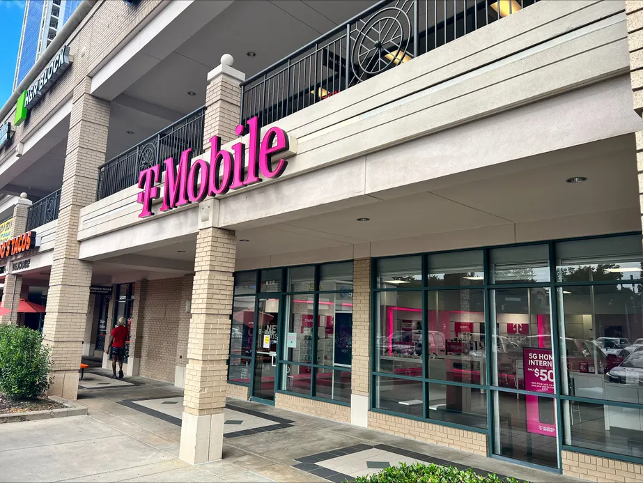 Foto del exterior de la tienda T-Mobile en Peachtree Rd & Delmont Dr, Atlanta, GA