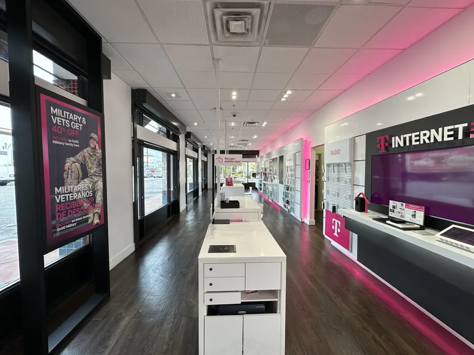 Foto del interior de la tienda T-Mobile en Wooley & Oxnard at 5 Points, Oxnard, CA