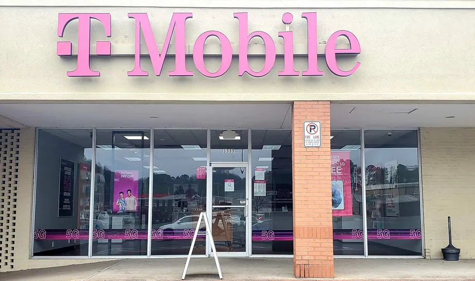  Exterior photo of T-Mobile store at W Walnut Ave & S Tibbs Rd, Dalton, GA 