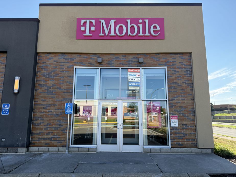 T-Mobile W County Rd B2 & Fairview Ave - 1745 County Road B2 W 
