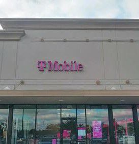 Exterior photo of T-Mobile Store at Lk Woodlands Dr & Pinecroft Dr, The Woodlands, TX