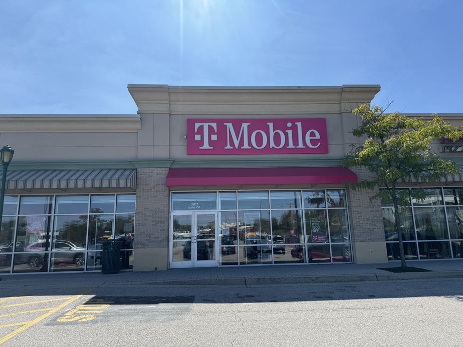 Exterior photo of T-Mobile Store at Lansdowne Washington Blvd, Halethorpe, MD