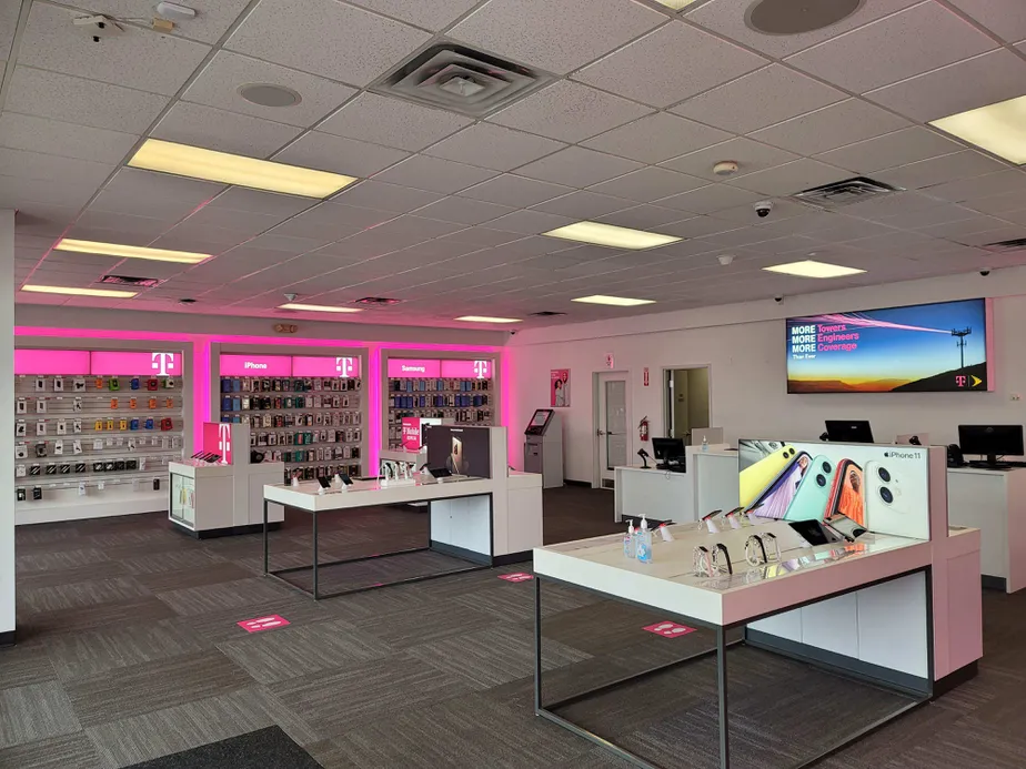 Foto del interior de la tienda T-Mobile en Rogers Ave & Phoenix Ave, Fort Smith, AR