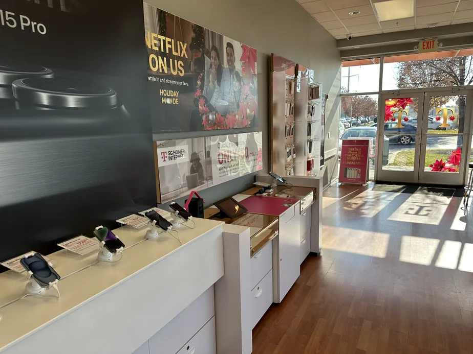 Foto del interior de la tienda T-Mobile en Clemson Corner, Frederick, MD