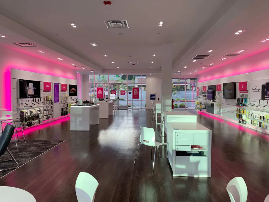 Foto del interior de la tienda T-Mobile en Factoria & SE 36th St, Bellevue, WA