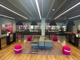 Foto del interior de la tienda T-Mobile en Valley Pike Plaza, Woodstock, VA