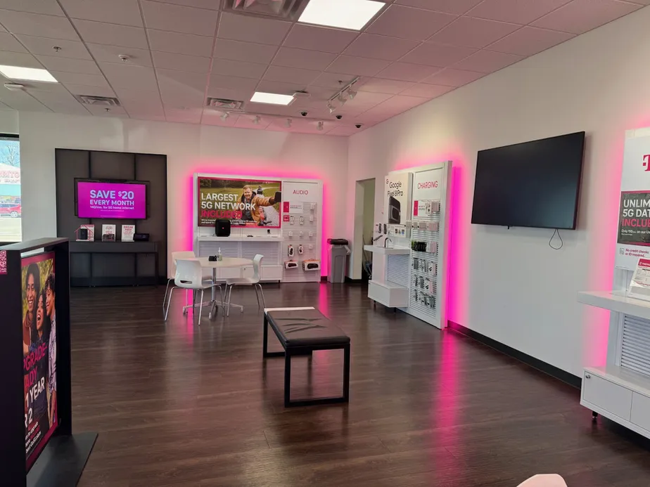 Foto del interior de la tienda T-Mobile en W Southline St & S Washington, Cleveland, TX