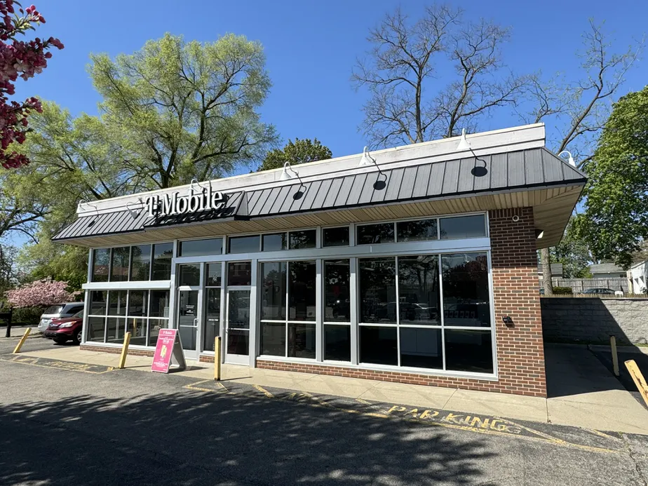  Exterior photo of T-Mobile Store at Park Blvd & W Flint St, Lake Orion, MI 