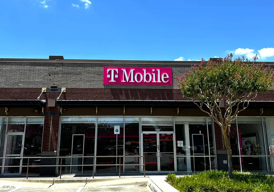 Exterior photo of T-Mobile Store at Cooper & I-20, Arlington, TX