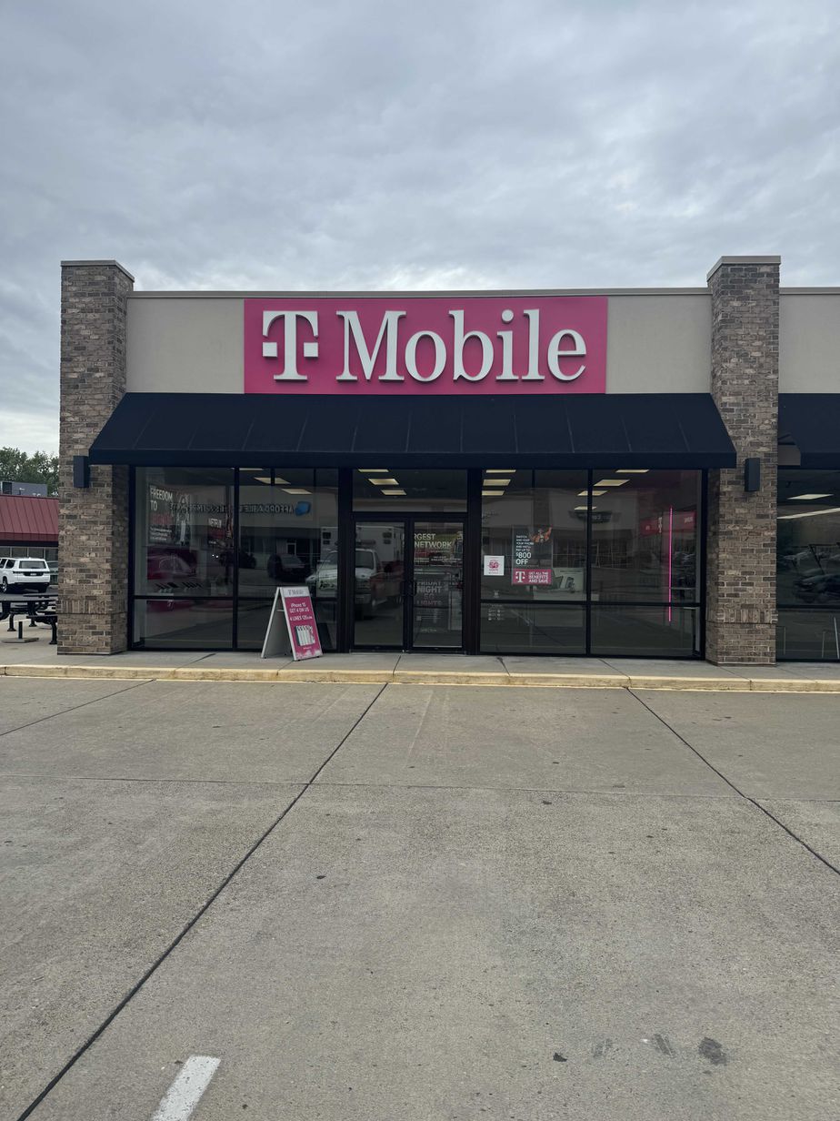Exterior photo of T-Mobile Store at Grand Central Ave, Vienna, WV