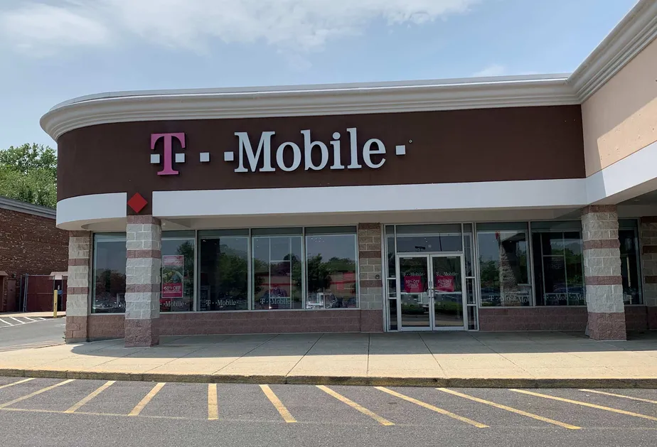 Exterior photo of T-Mobile store at Boston & Sewell, Springfield, MA