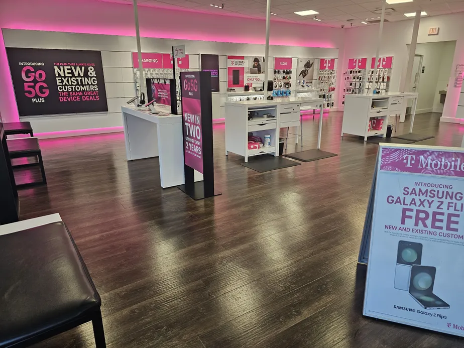 Foto del interior de la tienda T-Mobile en S Loop 288 & Spencer Rd, Denton, TX