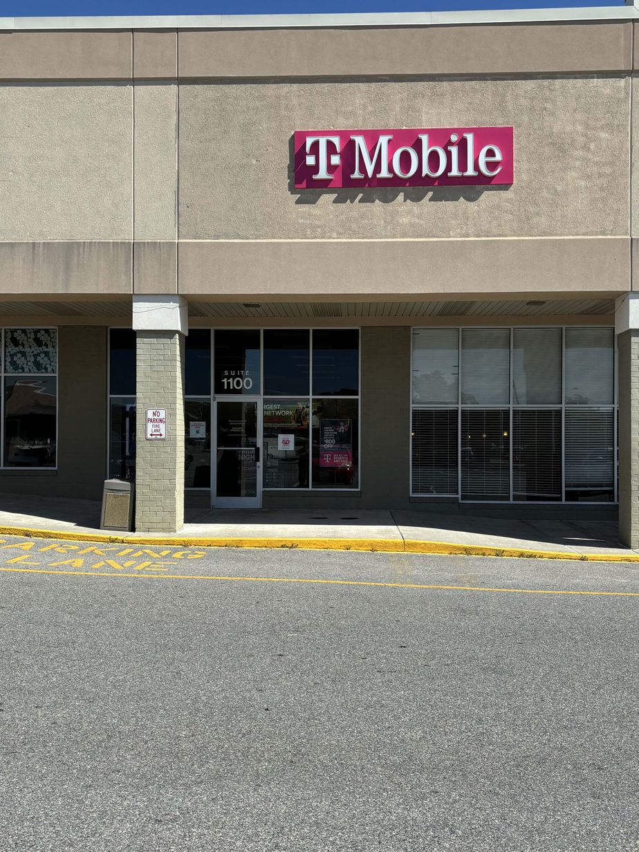  Exterior photo of T-Mobile Store at Lynchburg Salem Tpke & Hull St, Bedford, VA 