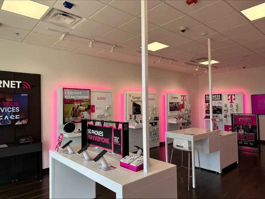 Foto del interior de la tienda T-Mobile en Jackson Ave W & Allison Cove, Oxford, MS