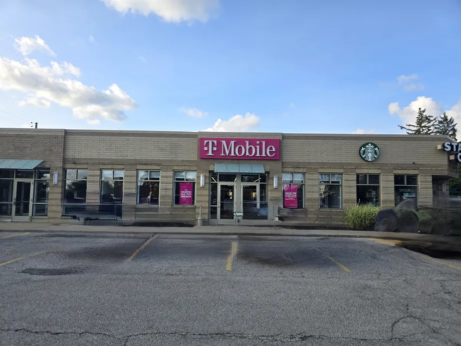  Exterior photo of T-Mobile Store at Chagrin Blvd & Green Rd, Beachwood, OH 