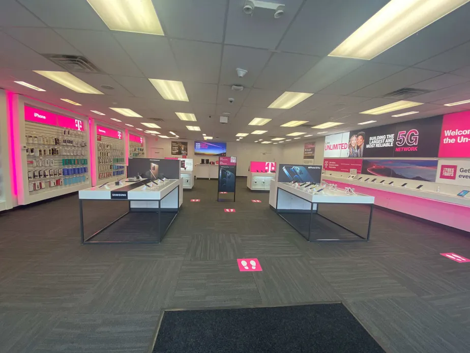Foto del interior de la tienda T-Mobile en Black Rock Tpke & Stillson Rd, Fairfield, CT