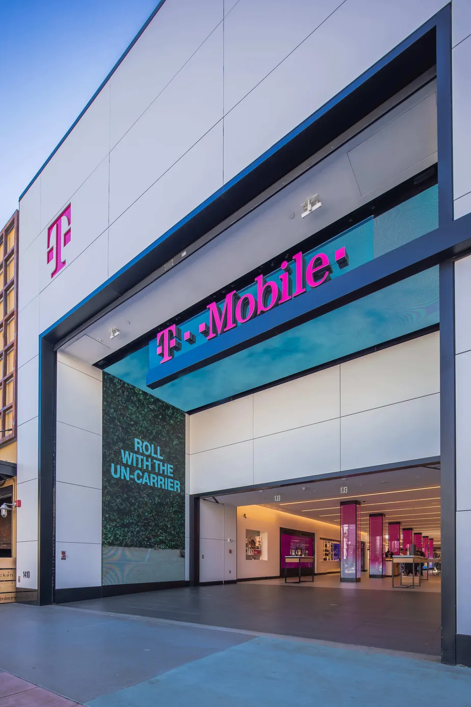Exterior photo of T-Mobile Store at 3rd Street Promenade, Santa Monica, CA
