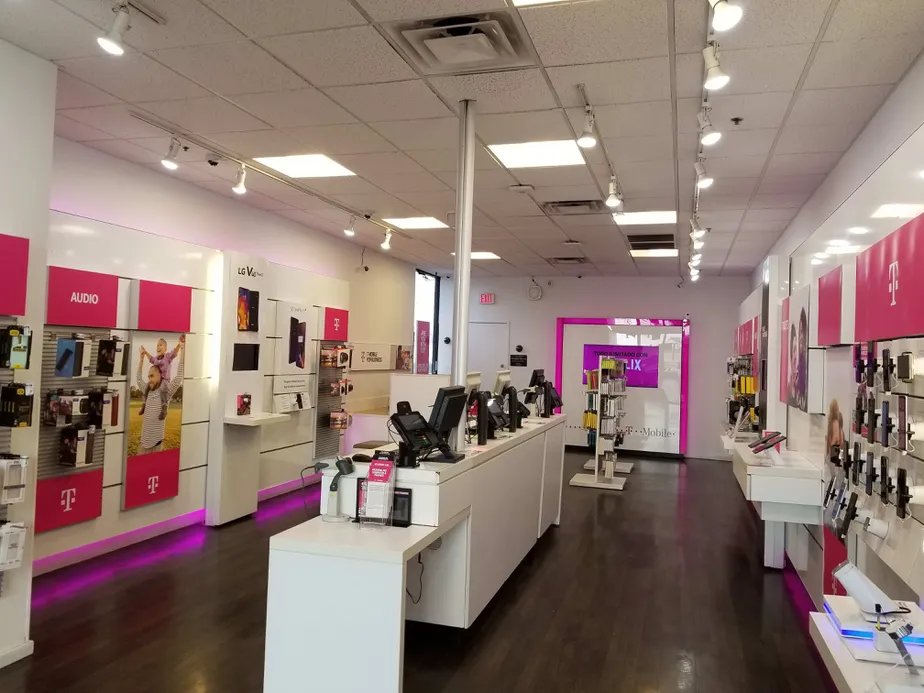 Foto del interior de la tienda T-Mobile en Central & Southern, Phoenix, AZ