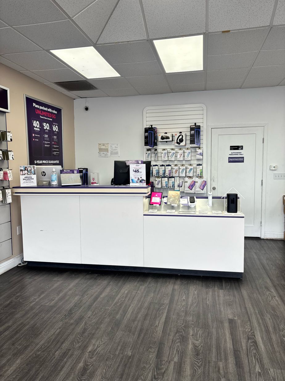 Metro by T-Mobile 5800 Lindhurst Ave - 5800 Lindhurst Ave 