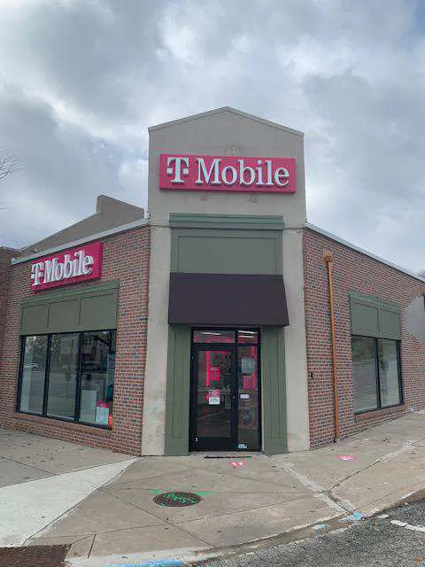  Exterior photo of T-Mobile store at Township Line Rd & Alexander Ave, Drexel Hill, PA 