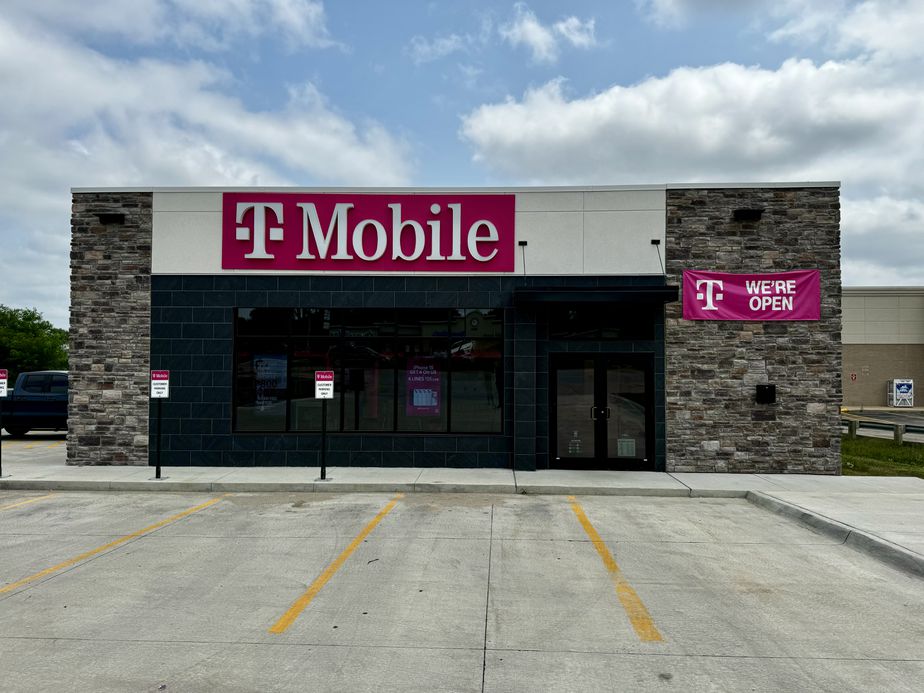 Exterior photo of T-Mobile Store at Jefferson & Iowa, Indianola, IA