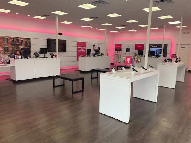 Foto del interior de la tienda T-Mobile en N Sierra Way & W 40th St, San Bernardino, CA
