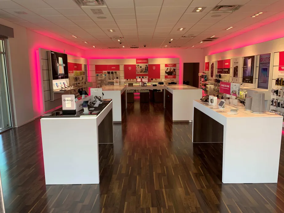 Foto del interior de la tienda T-Mobile en Bird Road & SW 144th Avenue, Miami, FL
