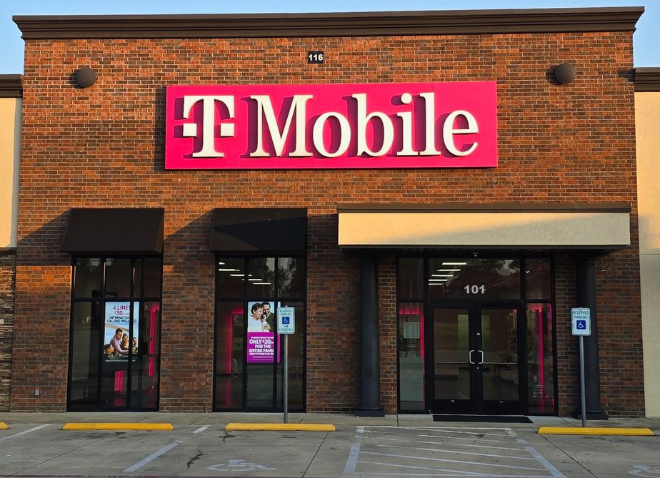Exterior photo of T-Mobile Store at Loop 281 & Clay Dr, Longview, TX
