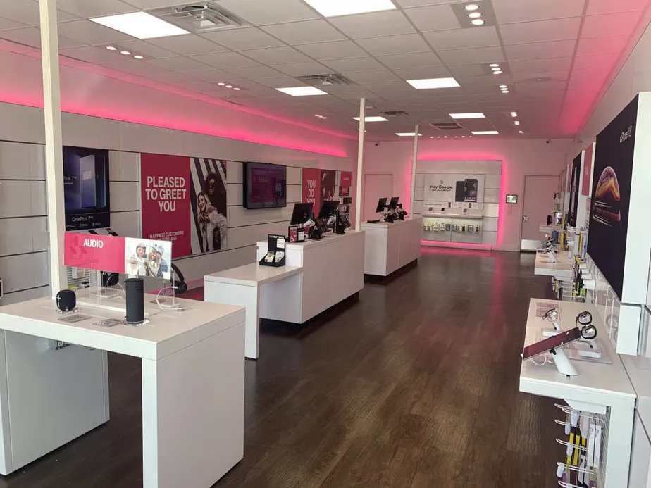 Foto del interior de la tienda T-Mobile en Wonder World Dr & Corporate Dr, San Marcos, TX