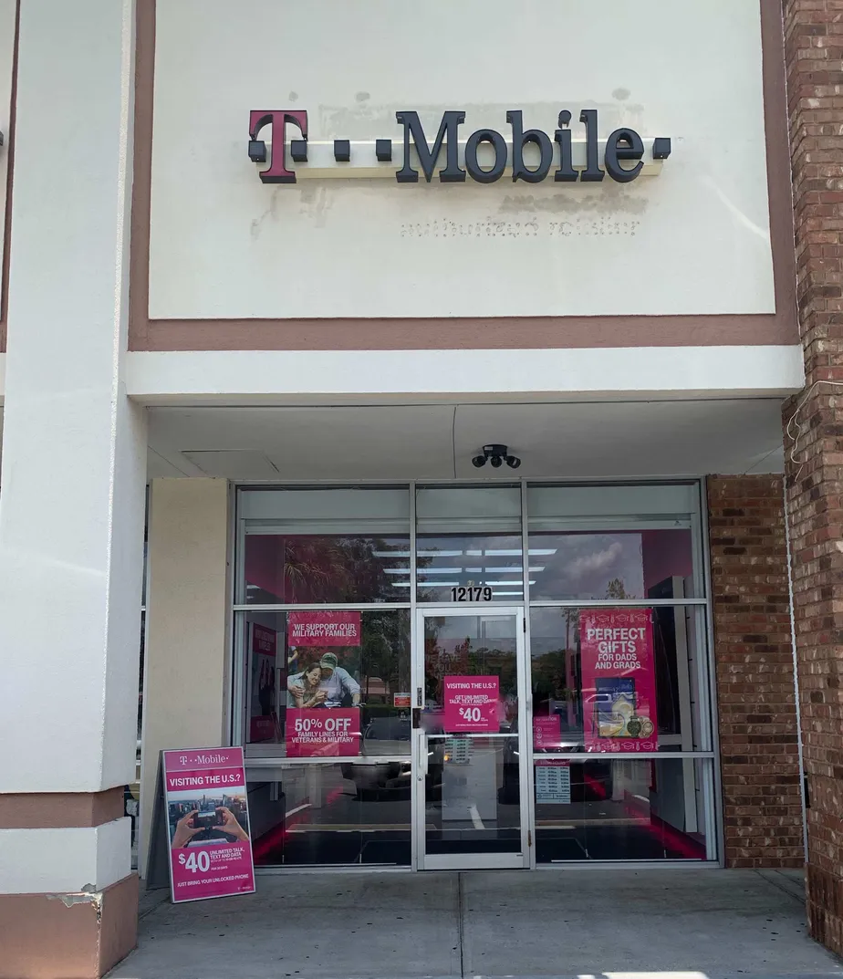 Exterior photo of T-Mobile store at S Apopka Vineland Rd & Palm Pkwy, Orlando, FL