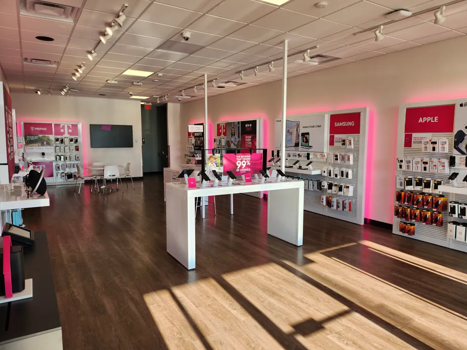 Foto del interior de la tienda T-Mobile en Greensburg Commons, Greensburg, IN