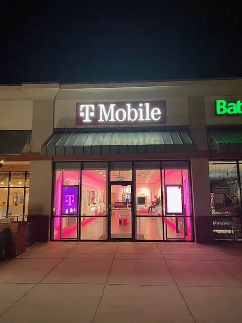 Foto del exterior de la tienda T-Mobile en Volusia Marketplace, Daytona Beach, FL