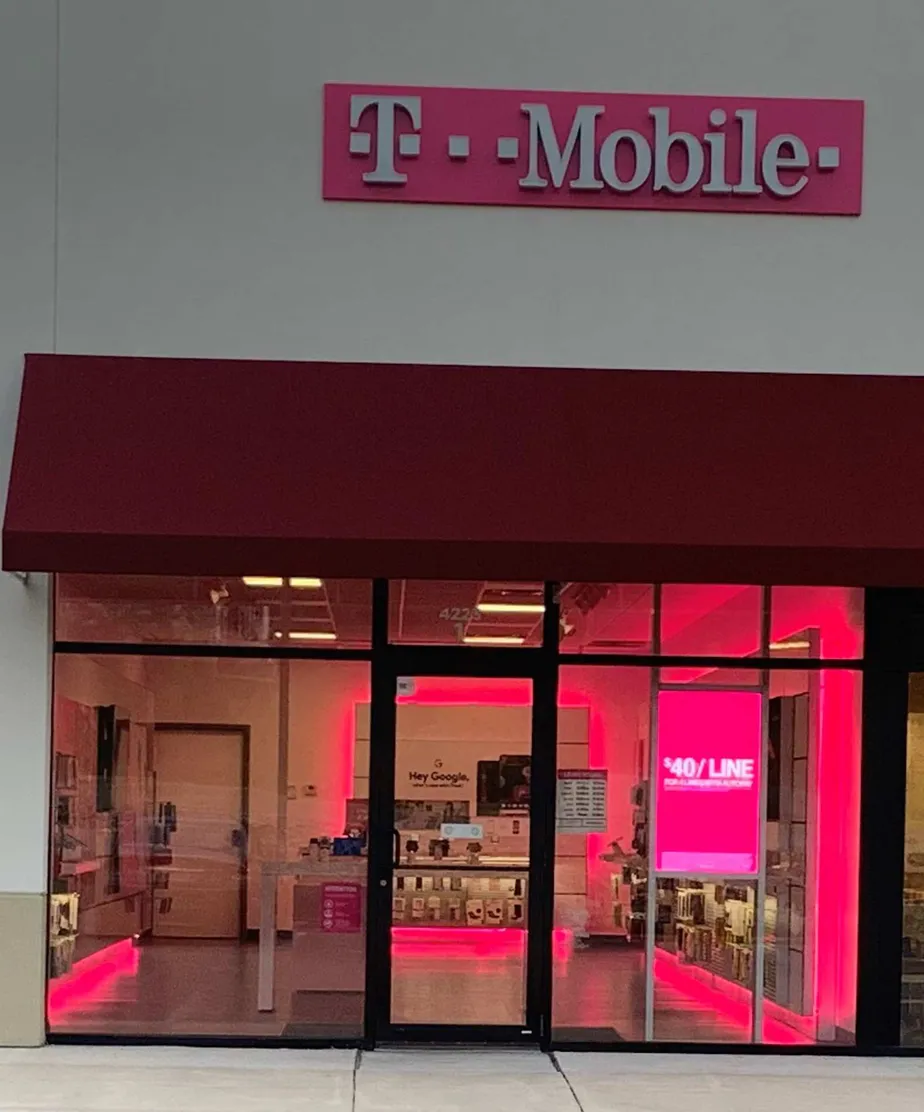 Foto del exterior de la tienda T-Mobile en E Royalton Rd & Taylor Ave, Broadview Heights, OH