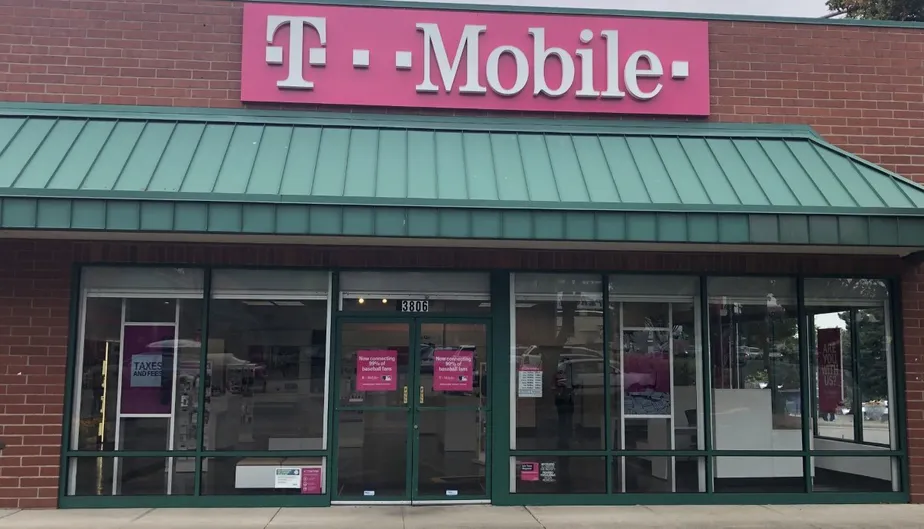  Exterior photo of T-Mobile Store at 39th and Powell, Portland, OR 