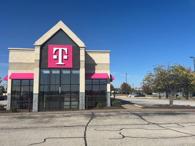 Exterior photo of T-Mobile Store at E 53rd St & Elmore Ave, Davenport, IA