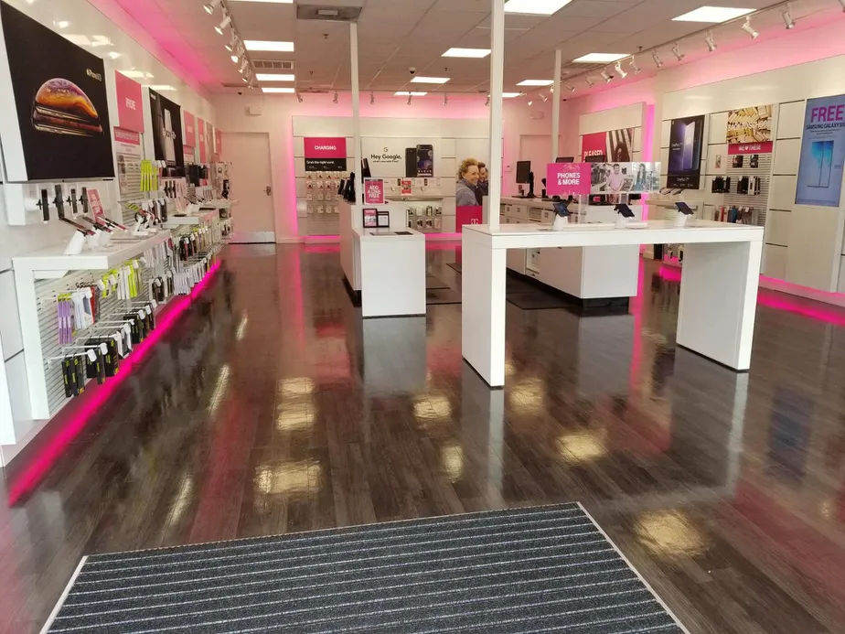 Foto del interior de la tienda T-Mobile en Warwick Blvd & University Pl, Newport News, VA
