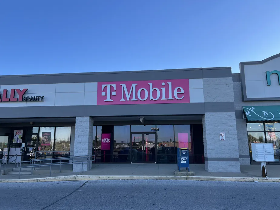  Exterior photo of T-Mobile Store at Kimmell Crossing, Vincennes, IN 