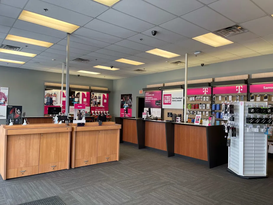 Foto del interior de la tienda T-Mobile en Market Pl & I 90 E, Onalaska, WI