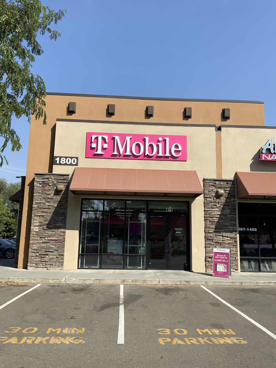 Exterior photo of T-Mobile Store at Meridian Rd & Overland Rd, Meridian, ID
