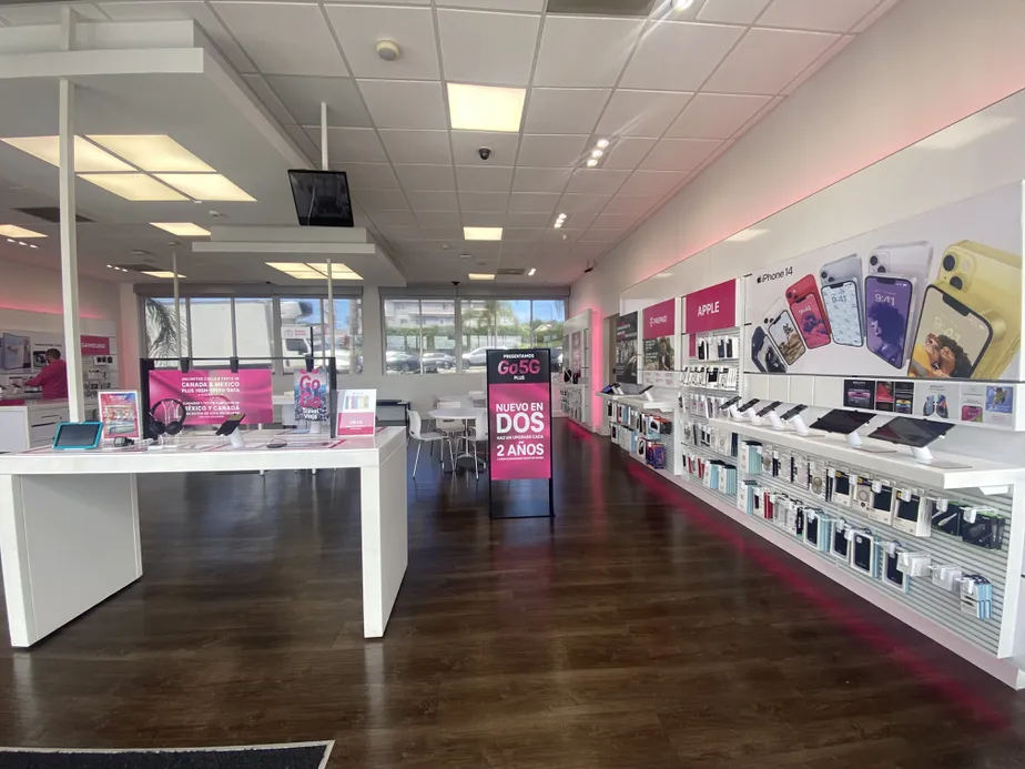 Foto del interior de la tienda T-Mobile en Gaffey & 5th, San Pedro, CA